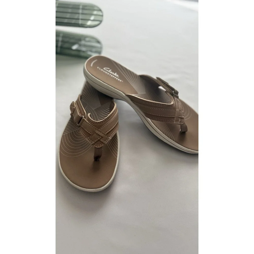 Clarks Cloudsteppers In A Size 6.5 Women's Slide with Adjustable Strap Tan Beige